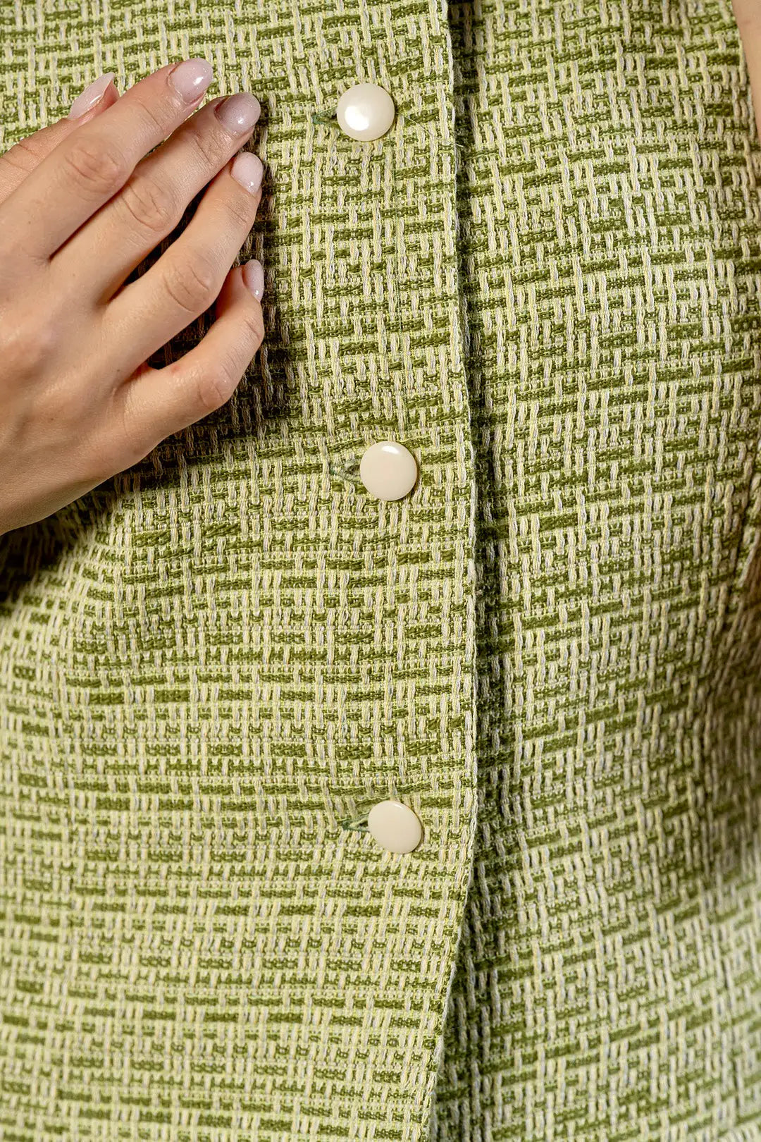 Neli short-sleeved jacket in pistachio green cotton tweed by Sofia Lara — fabric and button detail